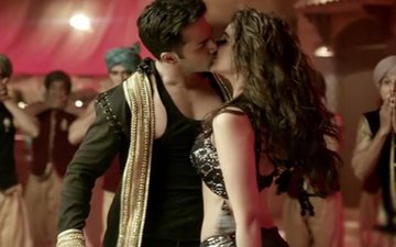 Varun & Parineeti lock lips in Jaaneman Aah