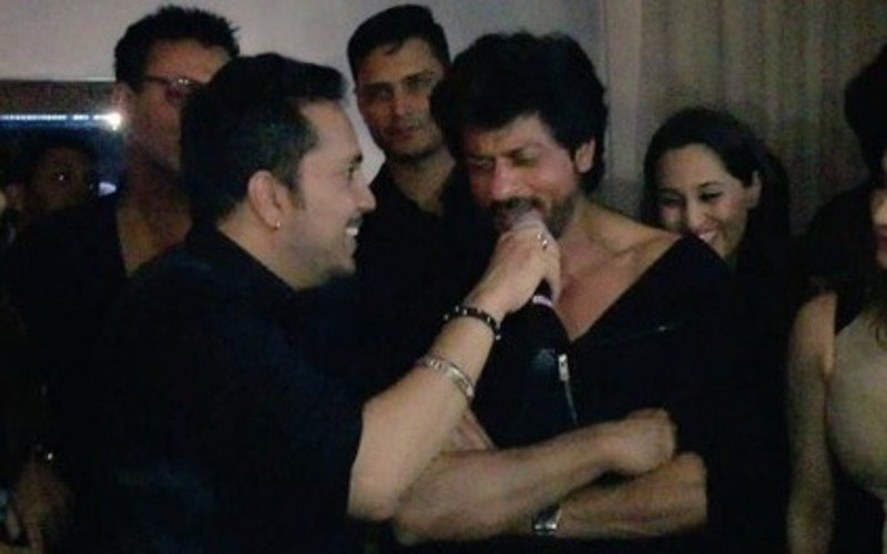 Watch: SRK singing to Mika Singh’s Billo at Karim Morani’s birthday bash