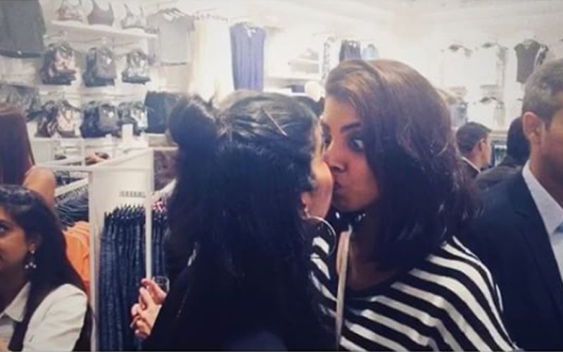VIDEO ALERT: Anushka Manchanda kisses her gal pal!