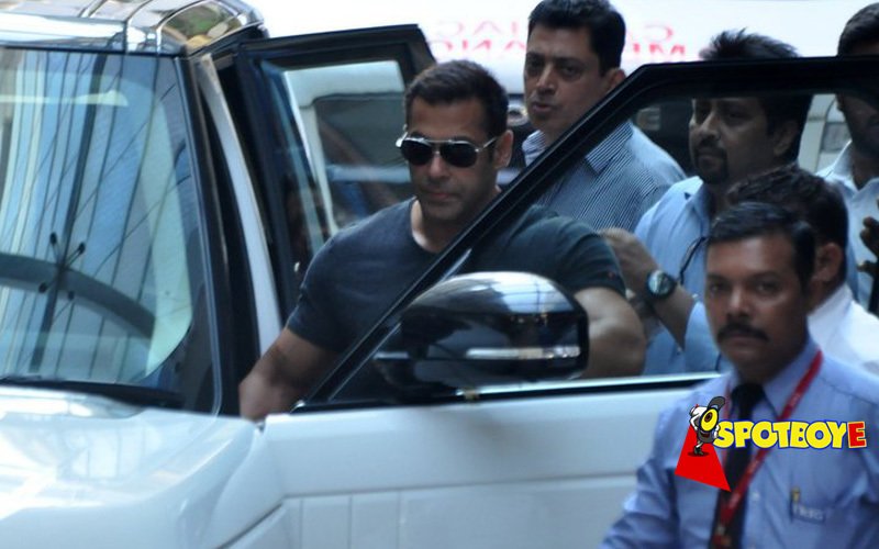 Salman visits Arpita and baby Ahil