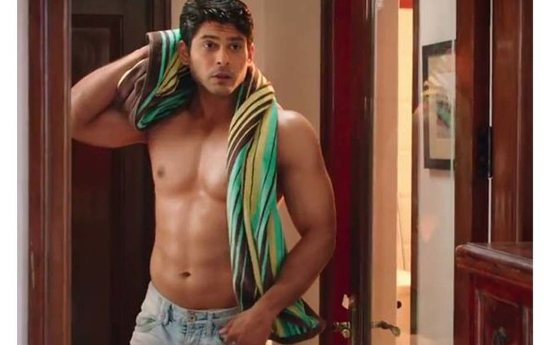 Shirtless Bollywood Men: Varun Dhawan topless on set