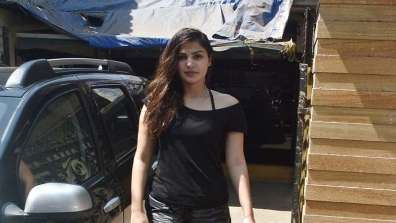 Sushant Singh Rajput's Ex-GF Rhea Chakraborty Says, ‘COVID Doesn’t See Good Or Bad’ As She Mourns The Loss Of Her Uncle Due To COVID-19