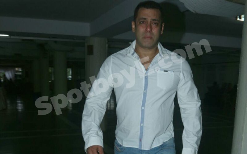 IN PICS: Salman Khan breaks down at Rajjat Barjatya’s prayer meet