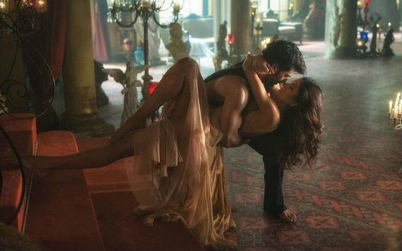 Katrina shows her sensuous moves in Fitoor’s new song