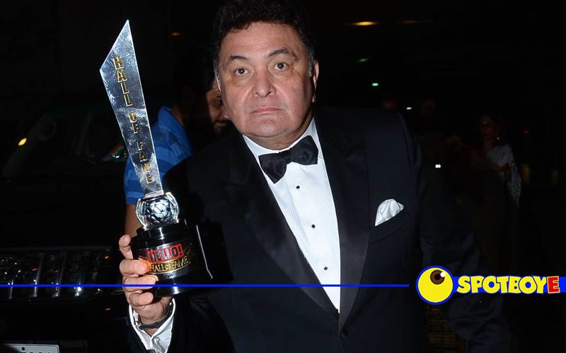 Rishi Kapoor floors the audience with his singing talent at Hello! Awards