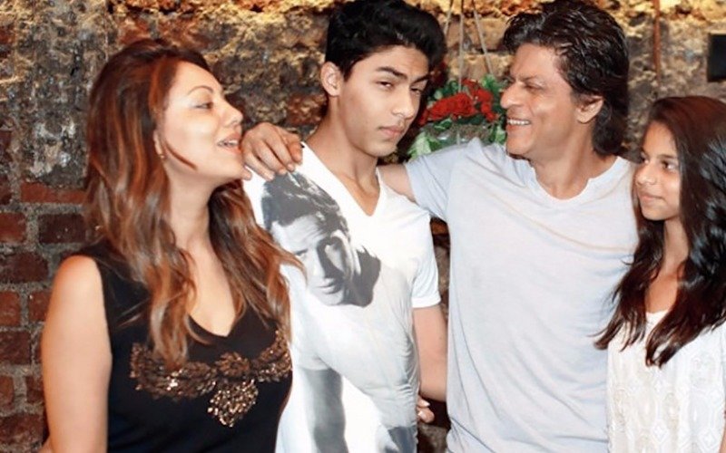 Shah Rukh forbidden by family to put pics on social media