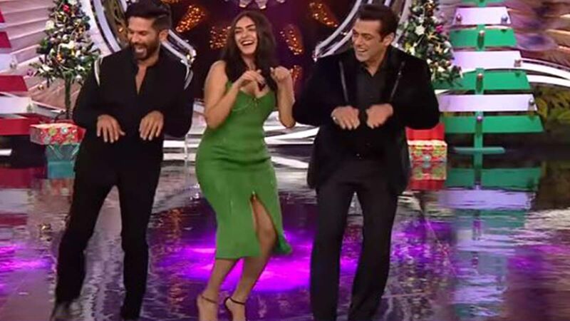 Bigg Boss 15 Weekend Ka Vaar: Salman Khan Learns From Shahid Kapoor The Signature Move Of The Song, Tu Mere Agal Bagal, Shares He Couldn’t Do It Till Date