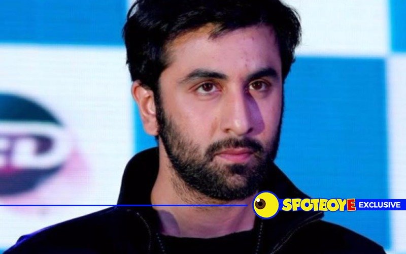 Ranbir intimidates photographer, snatches phone