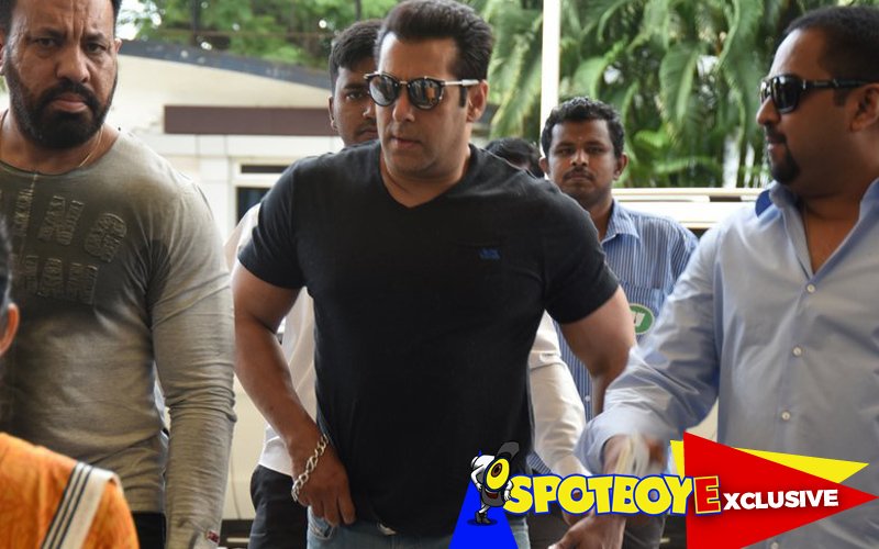 Two Media Photographers Thrown Out From Salman's Party