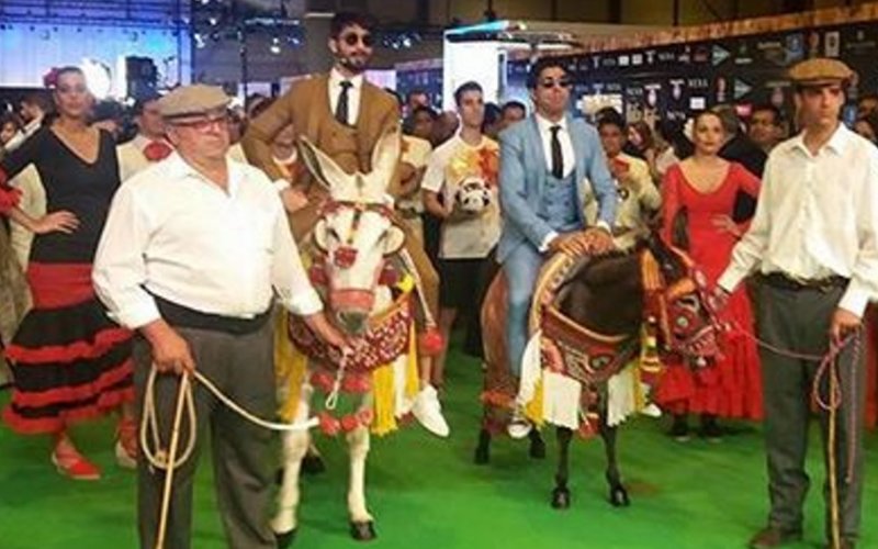 IIFA Fever: Shahid-Farhan arrive on the green carpet on Donkeys!