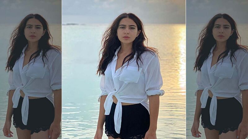 Sara Ali Khan Gets In A Heated Conversation With Her Bodyguard, Apologies After her Security Pushes A Paparazzi-WATCH VIDEO