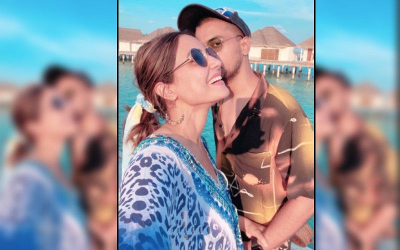 Bigg Boss 14's Toofani Senior Hina Khan's Boyfriend Rocky Jaiswal Makes A Quirky Video Of His 'Family' From Their Beach Holiday – VIDEO