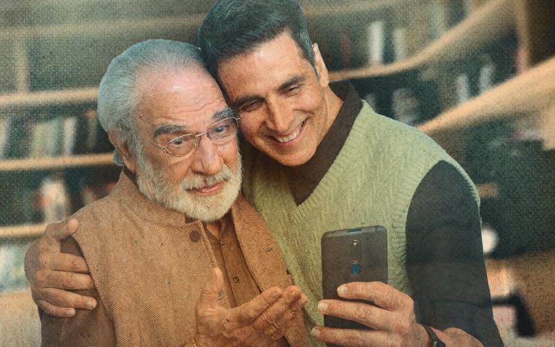 Akshay Kumar Teases Fans With A Picture With Kulbhushan Kharbanda; Fans Wonder If It's For A Movie Announcement