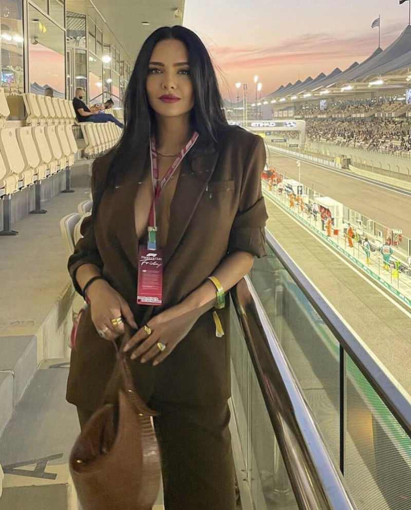 VIRAL! Esha Gupta BRALESS Look From Her Appearance At F1 Race Drives  Internet Crazy; Covers Her Busty Assets With Just A Blazer!