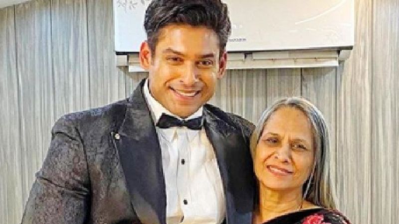 Bigg Boss 13 Winner Sidharth Shukla Gets Clicked As He Steps Out To Take A Stroll With Mother; Has A Light Conversation With Paps