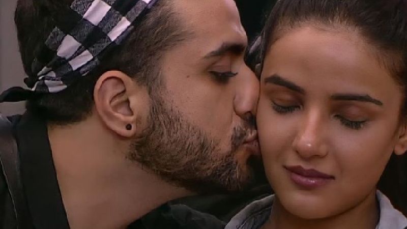 Bigg Boss 14 Lovebirds Aly Goni And Jasmin Bhasin Leave For Their Holidays In Kashmir - WATCH