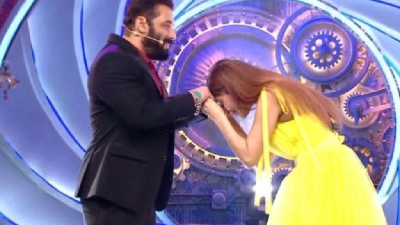 Bigg Boss 14: Fans Have A Meltdown Over Shehnaaz Gill's 'Sajda' Moment With Salman Khan; 'She's Beautiful Inside Out'