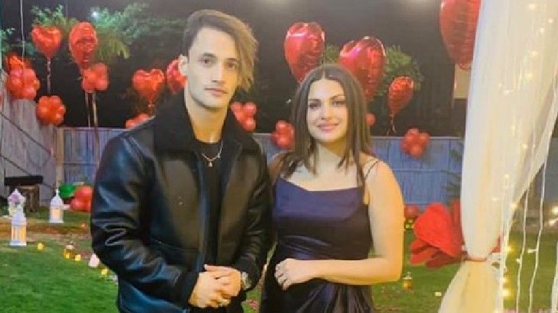 What Breakup? Bigg Boss 13's Asim Riaz Receives Ladylove Himanshi Khurana At The  Airport After A Series Of Cryptic Posts