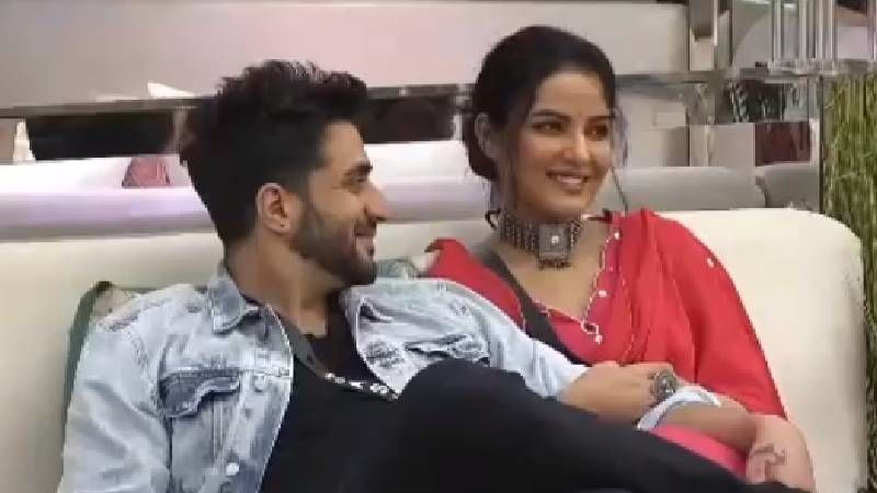 Bigg Boss 14: Jasmin Bhasin Indulges In Pap Talk And Confirms Going To The Finale; Gets All Excited And Hyper On Mention Of Aly Goni - VIDEO