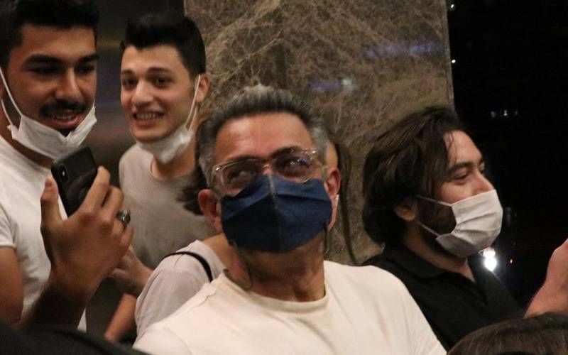 Aamir Khan Lands In Turkey To Shoot Laal Singh Chaddha; Social Distancing Goes For A Toss As Fans Mob Him For Selfies-VIDEO