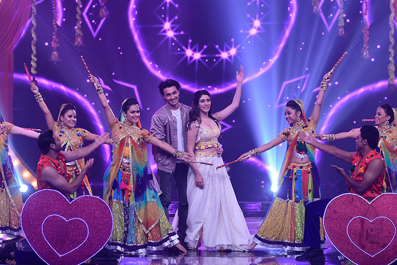 Aayush Sharma And Warina Hussain Promoting LoveYatri On The Sets Of StarPlus Dandiya Nights