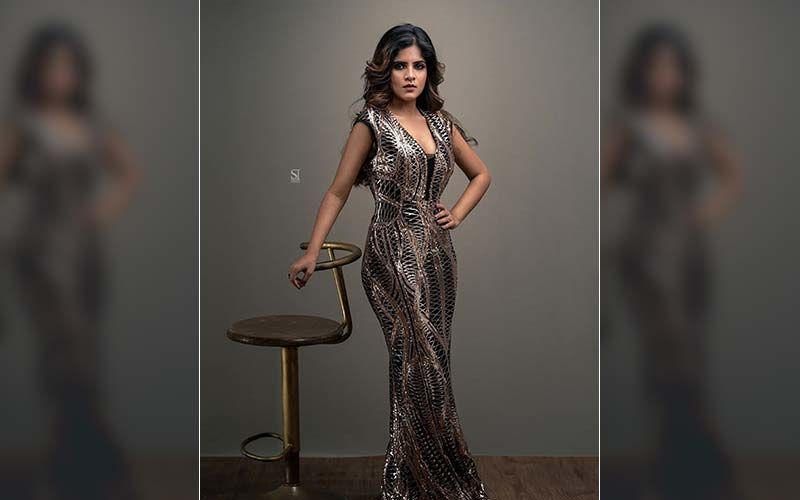 Amruta Deshmukh Looks Drop Dead Gorgeous In This Revealing Hot Champagne Gown