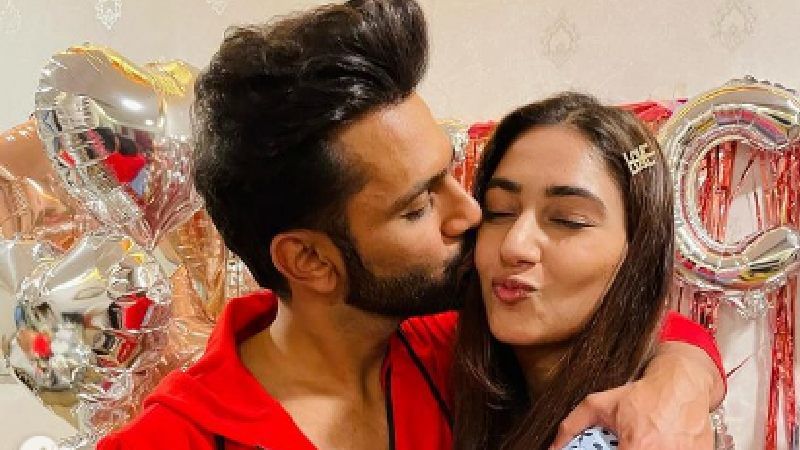 Bigg Boss 14's First Runner-Up Rahul Vaidya Turns Photographer For His Ladylove Disha Parmar As She Poses For The Paarazzi- VIDEO
