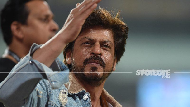 Shah Rukh Khan Offers Prayers To His Late Parents; Visits Their Grave In Delhi - PIC INSIDE