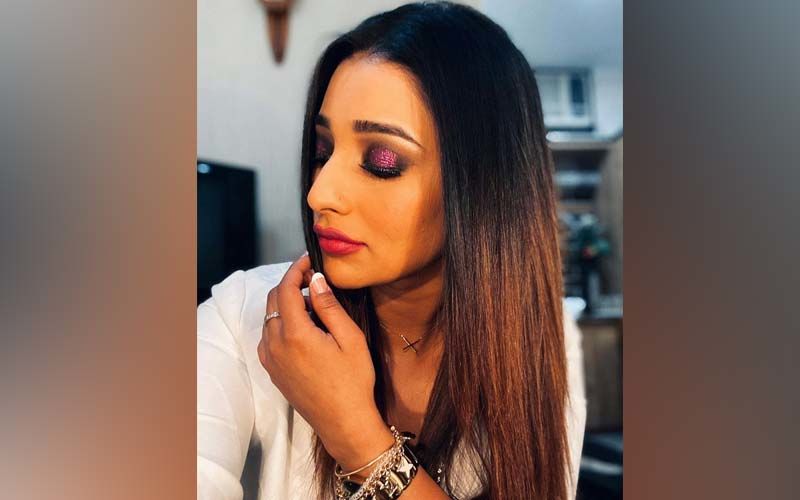 Sayantika Banerjee Recreates Madhuri Dixit’s Iconic Purple Saree Look From ‘Hum Aapke Hai Kaun’