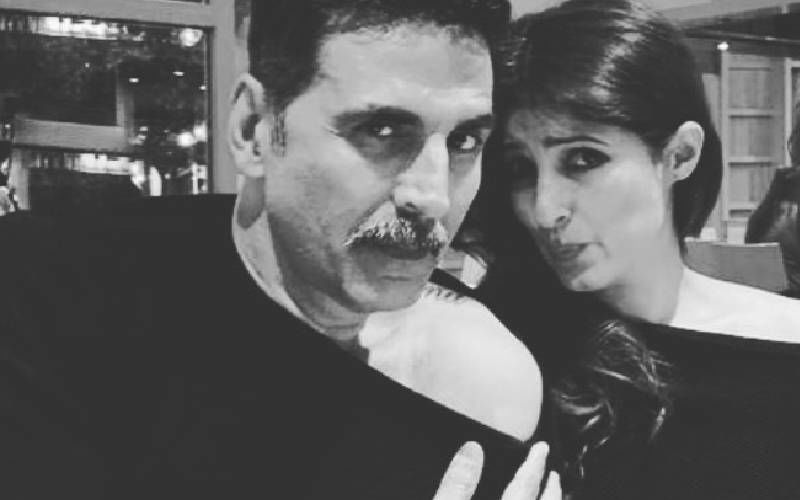 Akshay Kumar Flaunts His Off Shoulder Top With Wifey Twinkle Khanna; Their 'Cold Shoulder' Picture Is #Goals