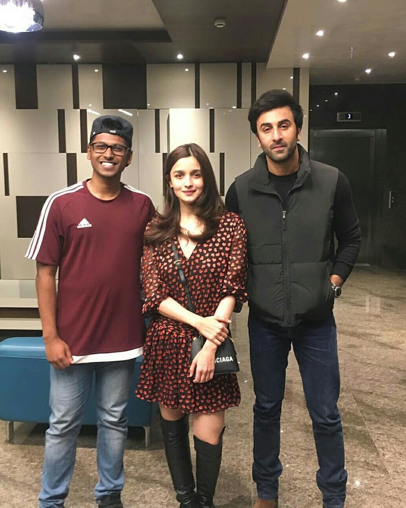 Alia Bhatt Poses With Ranbir And Her Fan