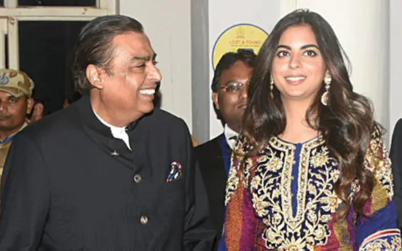 Isha Ambani Tightly Holds Father Mukesh Ambani’s Hand In The Crowd; Unseen Video Goes VIRAL! Netizens Call Her ‘Daddy’s Princess’-WATCH