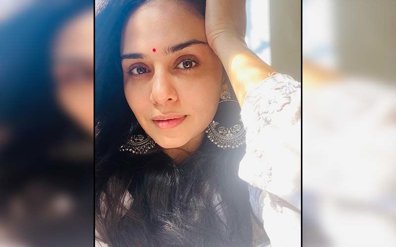 Amruta Khanvilkar Stuns Fans In A Body Hugging Black Dress Looking Mesmerizing