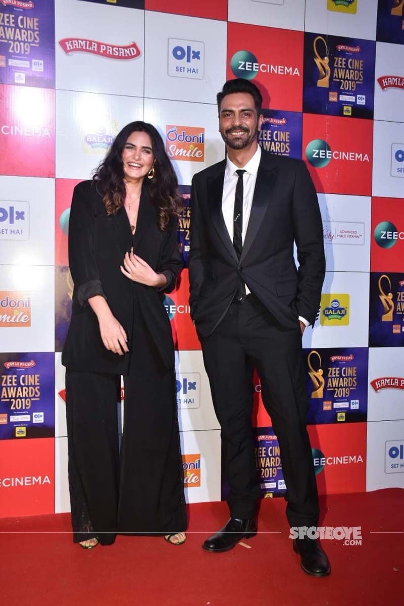   Arjun Rampal with Gabriella Demetriades "title =" Arjun Rampal with Gabriella Demetriades "style =" maximum width: 333px; maximum height: 500px; width: 100%; height : auto; "width =" 333 "height =" 500 "/> [1 9659003] Arjun Rampal with Gabriella Demetriades </span></div>
</div>
<p>  In the backstage, Kartik Aaryan and Vicky Kaushal put on their laces for a performance. This is the first time our khabri says that Ranveer Singh will also perform and could even host a few scenes of the ceremony, as indicated by a promotional video shared by the Twitter alias of the Zee Cine Awards. Aankh Marey and Apna Time Aayega are very likely to resonate by the time, which is slowly but surely warming. </p>
<div clbad=