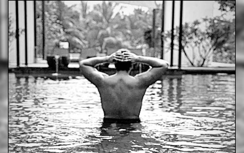 Arjun Kapoor Teases Girlfriend Malaika Arora With A SEXY Pool Pic, Flaunts His Ripped Muscles: 'Finally Managing To See The Back Of Me'