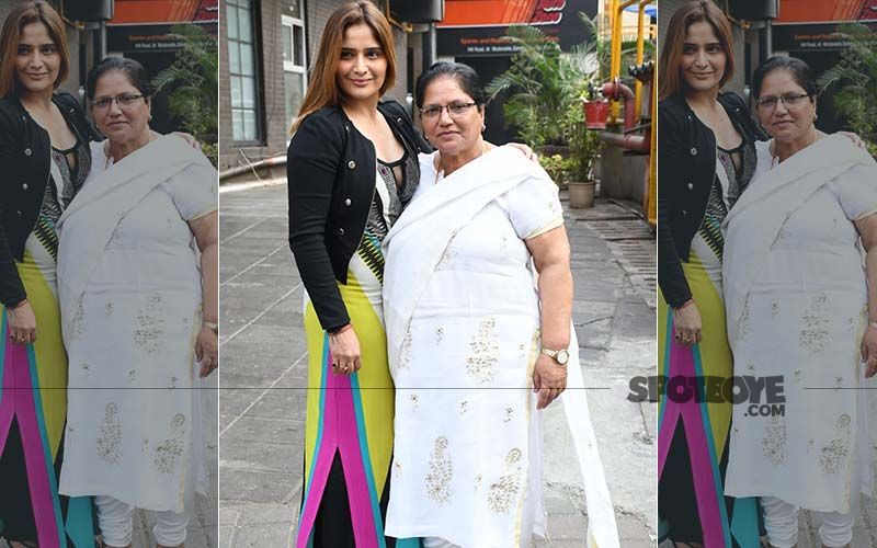 Post Bigg Boss 13 Arti Singh Steps Out With Mom; Looks Flawless In A Colour-Blocked Maxi