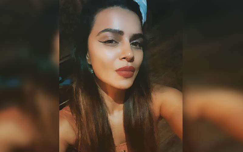Aashka Goradia Goes TOPLESS, Flaunts Her Yoga Skills In Latest Post, Asks Haters To ‘Get A Life’-SEE PHOTO
