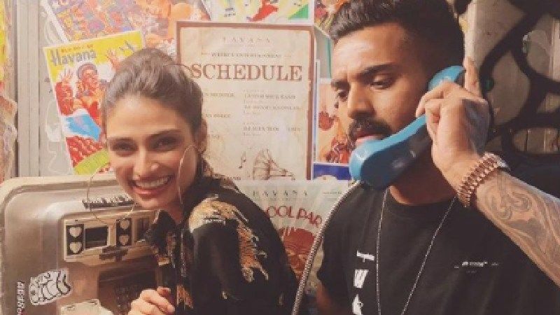 Athiya Shetty Is All Hearts For Rumoured Cricketer BF KL Rahul's Pictures From Melbourne