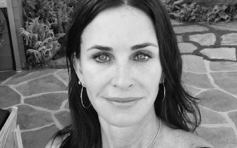 Courteney Cox Plays FRIENDS Theme Song On Piano; It's Fantastic WE KNOW - WATCH
