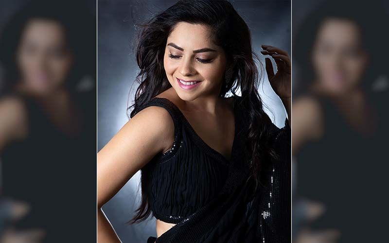 Sonalee Kulkarni Imitates Sushmita Sen From Main Hoon Naa In This Luscious Hot Saree Look