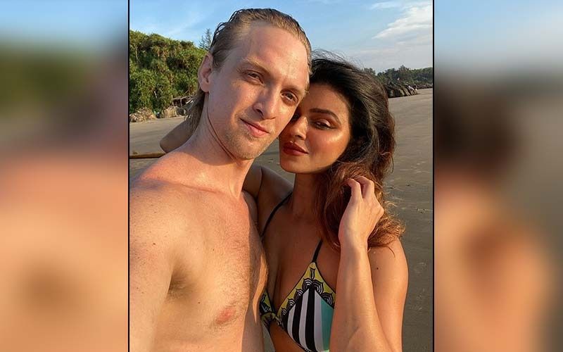 Aashka Goradia Shares Sultry Romantic Snaps With Hubby Brent Goble; Couple Packs On The PDA While Enjoying Beach Time Together