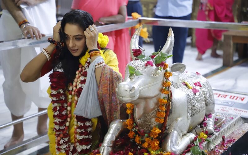 Rupali Ganguly AKA Anupama Celebrates Sawan Somwar With Temple Visit, Seeks Lord Shiva’s Blessings At Mahakaleshwar Temple