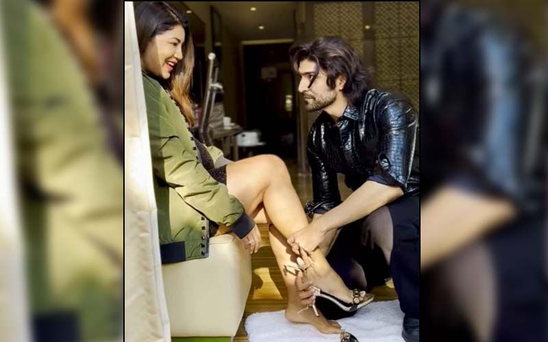 AWW! Gurmeet Choudhary Helps Pregnant Wife Debina Bonnerjee Wear Her Heels; Fans Say, 'Kisi Ki Nazar Na Lage' -WATCH VIDEO