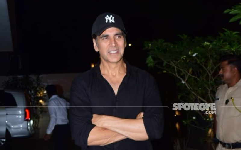 Fans Queue Up Outside Akshay Kumar's Hotel In Glasgow To Click Pictures With Him; Actor Obliges Whilst Maintaining Social Distancing - VIDEOS HERE
