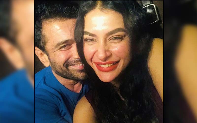 Bigg Boss 14's Lovebirds Pavitra Punia And Eijaz Khan Hold Hands As They Pose For The Paparazzi; Couple Wish 'Ramazan Mubarak' To Their Fans