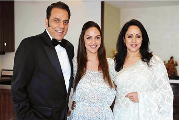 Esha Deol With Parents Hema Malini Dharmendra