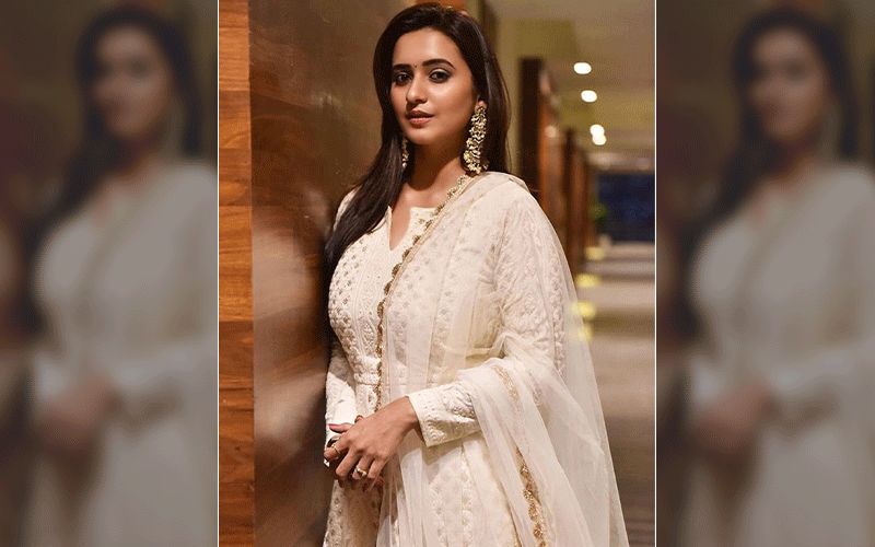 Actress Shivani Surve Defines Royalty In This Off-White Coloured Saree, Shares Pic On Instagram