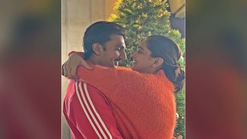 Christmas 2019: Deepika Padukone And Ranveer Singh Pose For A Mushy Selfie; Bakes A Wholesome Christmas Cake