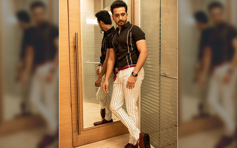 Zee Marathi Awards 2019: Abhijeet Khandkekar Looks Stunning Hot In This Stripes Formal Wear