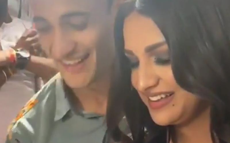 Did Asim Riaz And Himanshi Khurana Confess Their Love For Each Other? The Duo Cuts An 'I Love You' Cake - VIDEO